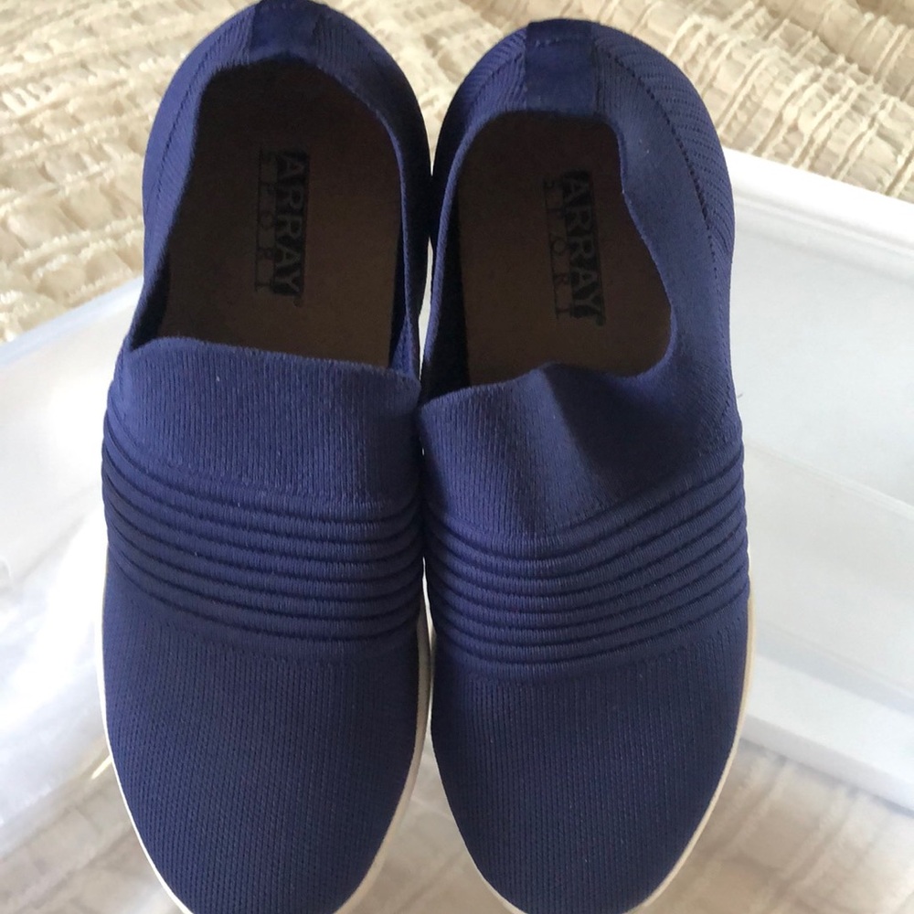 Array Women's Navy Blue Flats
